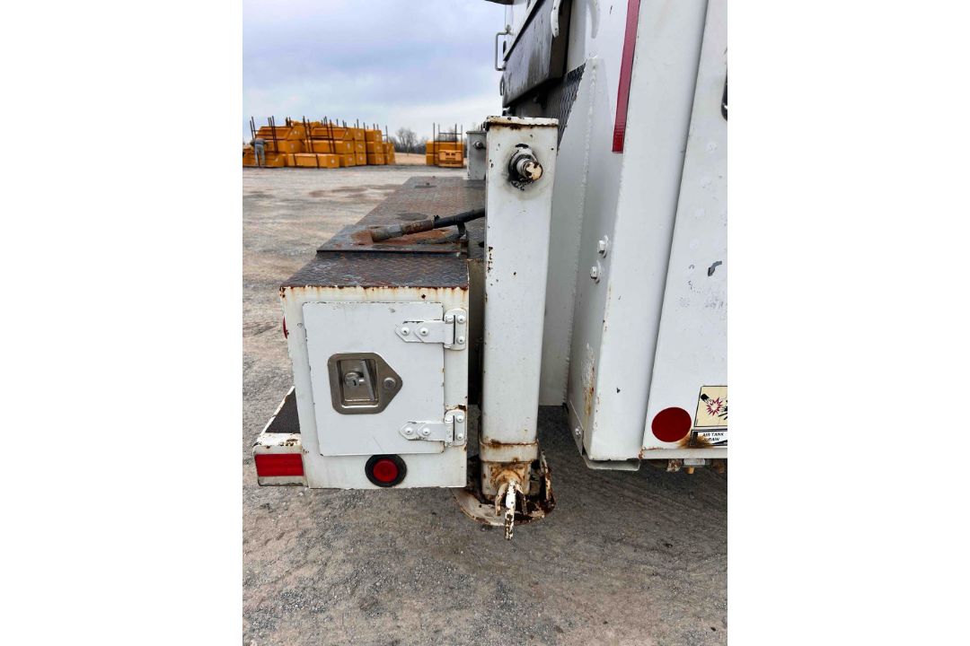 2005 International 4300 Service Truck - Image 11 of 33