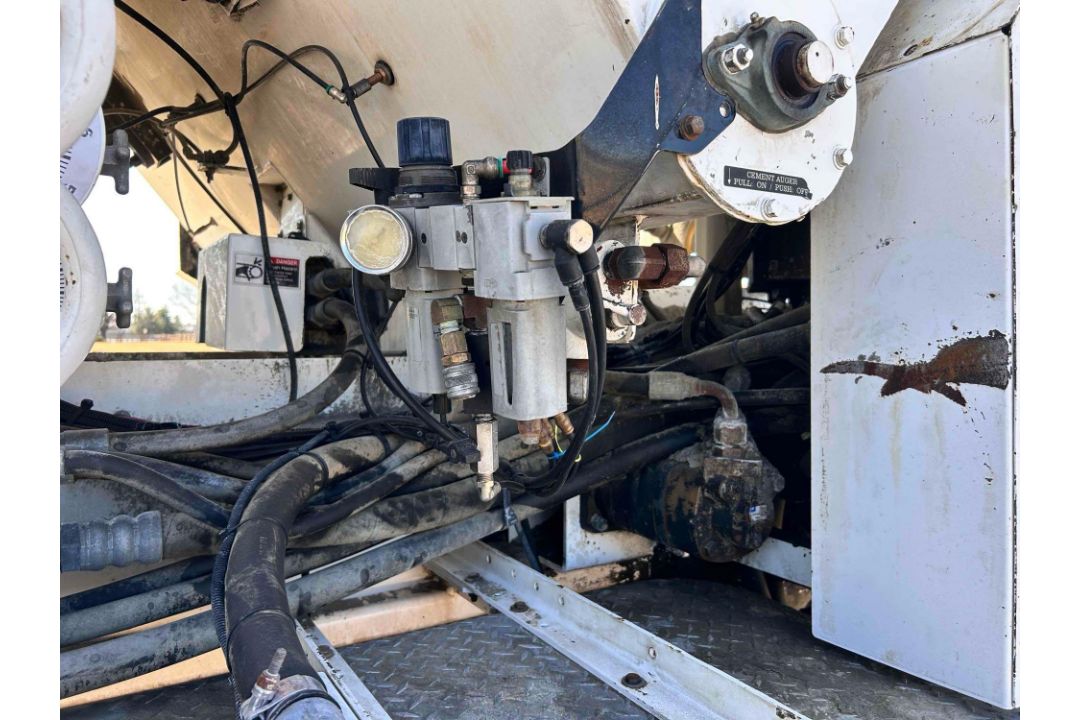 2018 FreightLiner 108SD All in one Cement Truck - Image 24 of 50