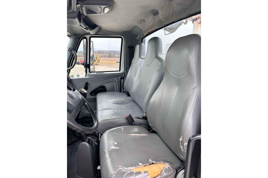 2005 International 4300 Service Truck - Image 28 of 33