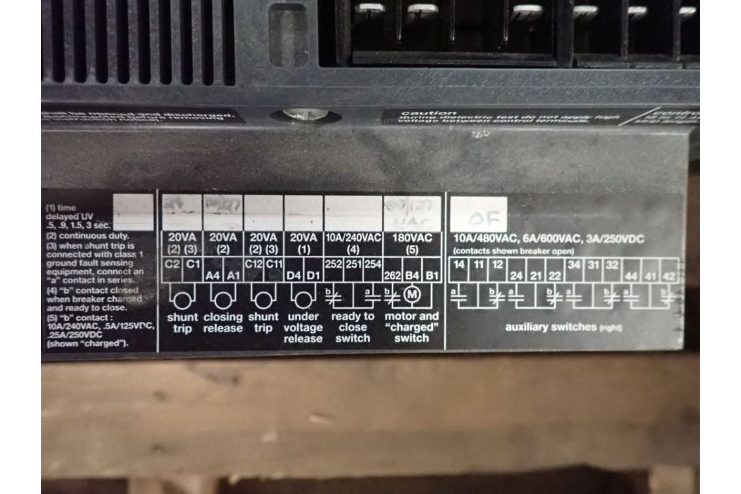 Square D 3200A Frame Masterpact Circuit Breaker - Image 9 of 12