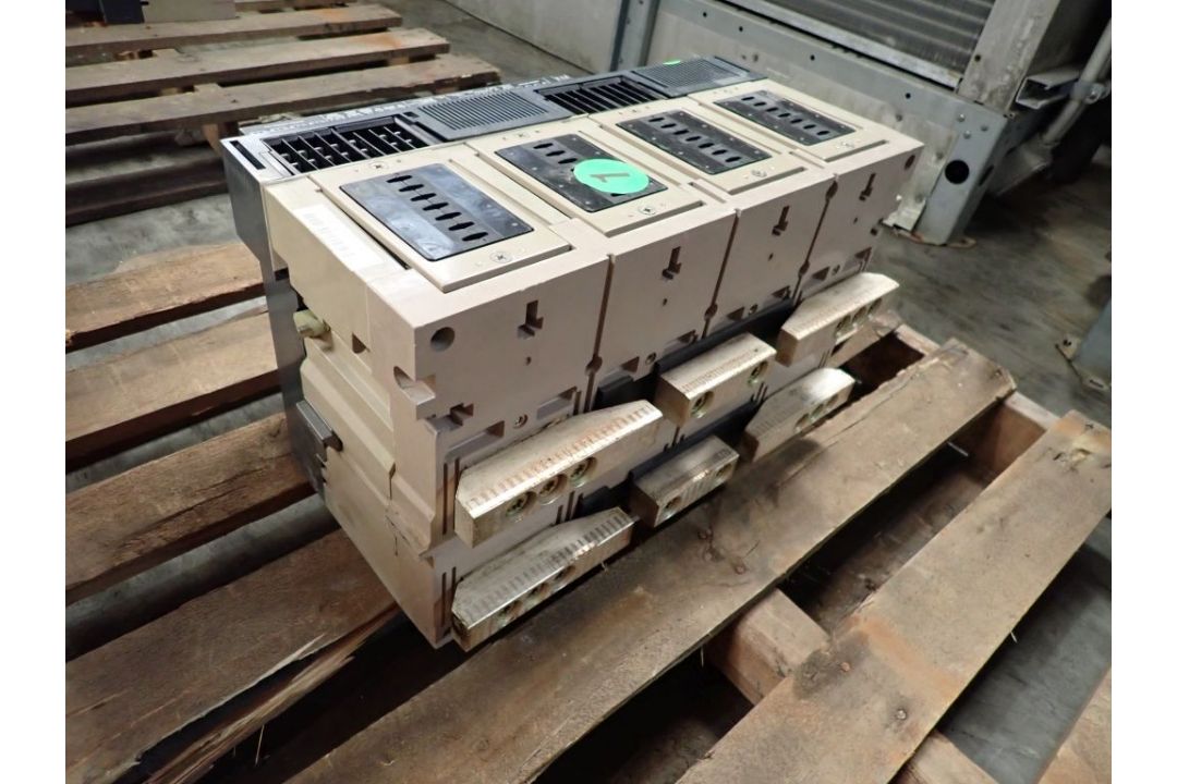 Square D 3200A Frame Masterpact Circuit Breaker - Image 4 of 12
