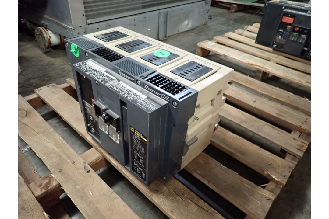 Square D 3200A Frame Masterpact Circuit Breaker - Image 1 of 12