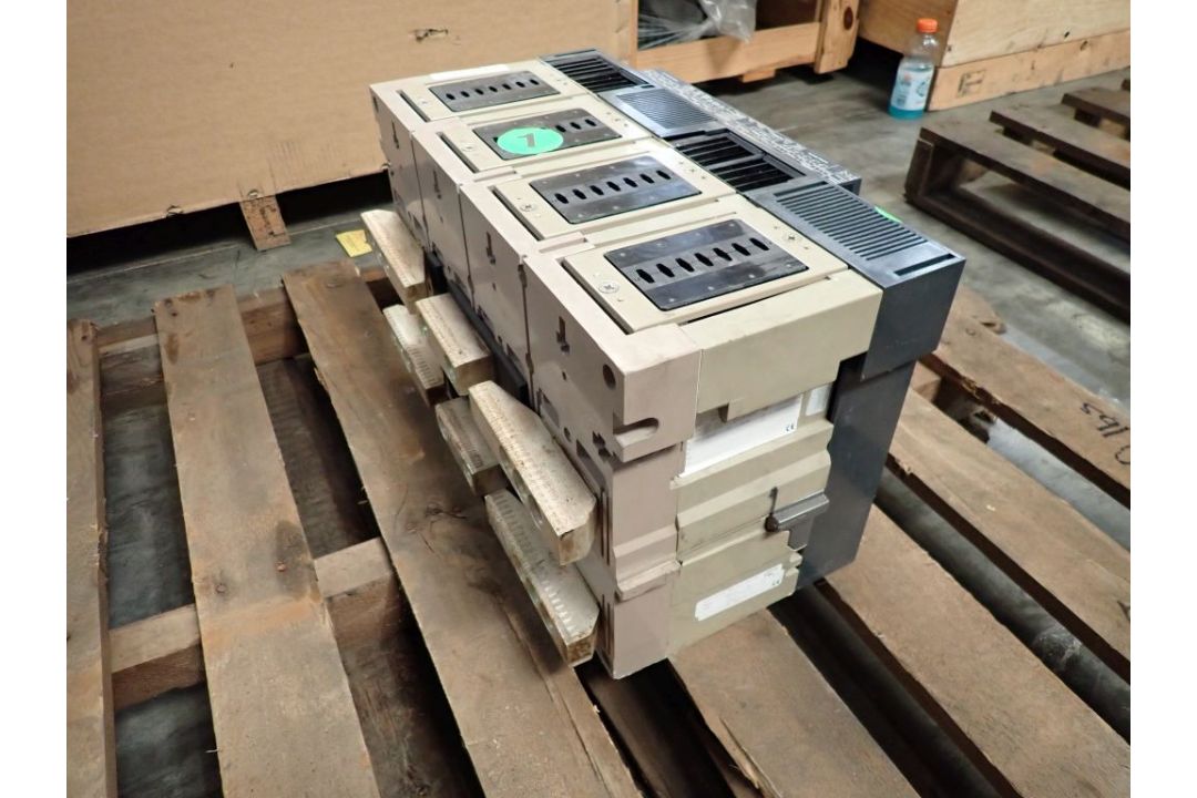 Square D 3200A Frame Masterpact Circuit Breaker - Image 5 of 12