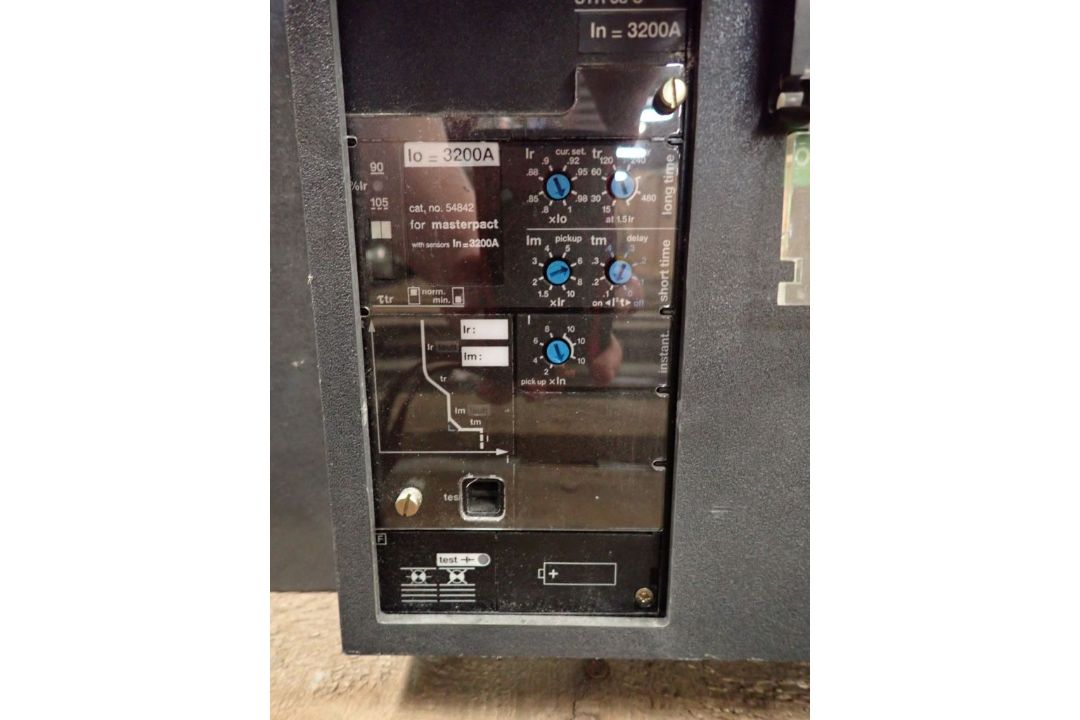 Square D 3200A Frame Masterpact Circuit Breaker - Image 7 of 12