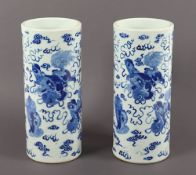 Paar Pinselbecher, Porzellan, Fo-Hunde, Unterglasurblau, China, 19.Jh.
