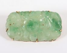 Jadeschnitzerei, als Brosche montiert, 585/ooo, China