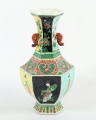 Sechskantvase, Porzellan, famille verte, China, 19.Jh.