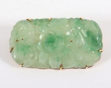 Jadeschnitzerei, als Brosche montiert, 585/ooo, China