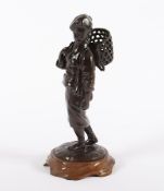 Frau mit Korb, Bronze, Bronze, Werkstattmarke, Japan, 20.Jh.