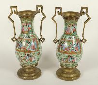 Paar große famille rose-Vasen mit Montierung, Porzellan, Kanton, China, E.19.Jh.