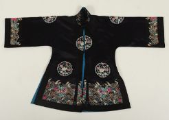Damengewand, schwarzer Satin, farbig bestickt, gefüttert, H ca. 86, China