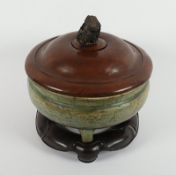 Seladon-Weihrauchbrenner, späterer Holzstand und Deckel mit Versteinerung, Longquan, Ming-Zeit (1368
