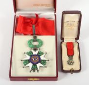 Orden der Ehrenlegion, Kommandeurskreuz und Miniatur mit Diamanten, Etuis
