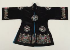 Damengewand, schwarzer Satin, farbig bestickt, gefüttert, H ca. 86, China