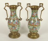 Paar große famille rose-Vasen mit Montierung, Porzellan, Kanton, China, E.19.Jh.