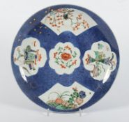 Teller, Porzellan, famille verte, puderblauer Fond, China, Kangxi, 18.Jh.
