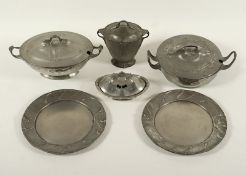 vier Jugendstil-Deckelgefäße, Zinn, Entwürfe Hermann Fauser und Hugo Leven, deutsch, um 1900