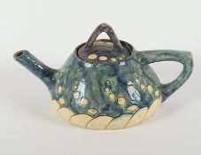 kleine Teekanne, Keramik, in der Art von Jutta Sika, um 1900
