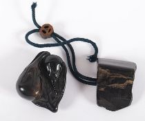 zwei Netsuke, schwarzes Holz, Japan, 19.Jh.