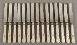 Satz von fünfzehn Obstmessern, Klinge 950/ooo, Griff Perlmutt, Frankreich, 19.Jh.
