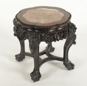 Beistelltisch, Holz, partiell durchbrochen beschnitzt, Marmorplatte, H 45, China, um 1900