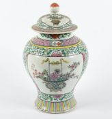 Deckelvase, famille rose, Porzellan, China, A.20.Jh.