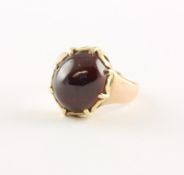 Granatring, 333/ooo Gelbgold, geprüft, 5,9g