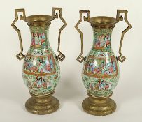 Paar große famille rose-Vasen mit Montierung, Porzellan, Kanton, China, E.19.Jh.