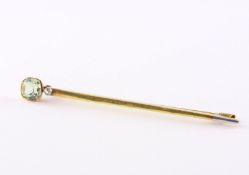 Stabbrosche, 750/ooo Gelbgold, Diamant und hellgrüner Schmuckstein, 4,8g