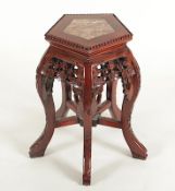 Beistelltisch, Holz, partiell durchbrochen beschnitzt, Marmorplatte, H 48, China, um 1900
