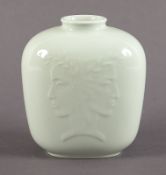 Vase mit Januskopf, Seladonglasur, Siegmund Schütz, KPM Berlin, 20. Jh.