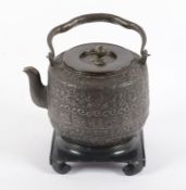 Wasserkessel (Tetsubin), Eisen, beweglicher Bügelhenkel, ornamentaler Dekor, Deckel Bronze und sign.