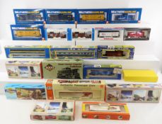 Walthers, AHM & Other HO Scale Passenger & Boxcars