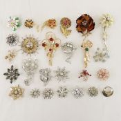 26 Vintage Floral Brooches