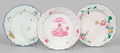 Drei Fayence-Teller mit Blumen- und Landschaftsdekor