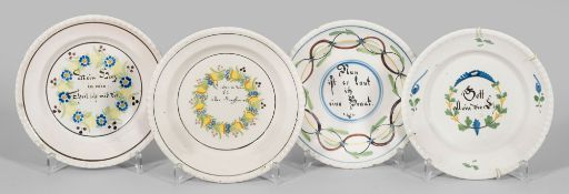 Vier Teller mit Sinnsprüchen