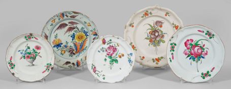 Fünf Teller mit Blumendekor