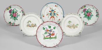 Sechs Teller mit Blumen- und Landschaftsdekor