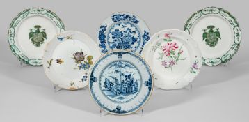Sechs Teller mit Wappen- und Blumendekor