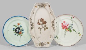 Zwei Teller und eine Anbietplatte mit Blumendekor