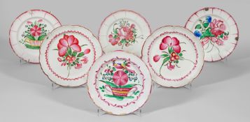 Sechs Teller mit Blumendekor
