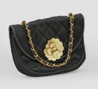 Kleine Vintage Chanel-Tasche mit Kamelie