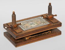 Seltene Biedermeier-Kartenpresse