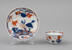 Koppchen mit Unterschale im Imari-Stil