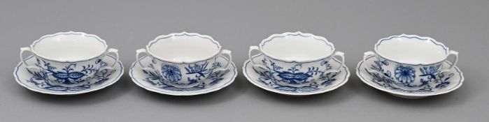 Vier Suppentassen mit Untertassen mit Zwiebelmusterdekor, Meissen