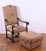 Sehr großer Historismus-Armlehnsessel mit Fußhocker