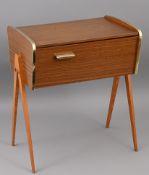 Kleines Midcentury-Nähtischchen bzw.  -schränkchen