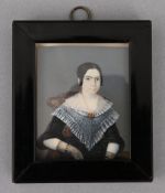 Porträtminiatur einer Dame mit Spitzenkragen