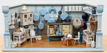 Große Jugendstil-Puppenküche mit reicher Ausstattung