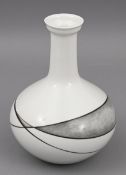 Elegante moderne Vase mit grafischem Handmalerei-Dekor
